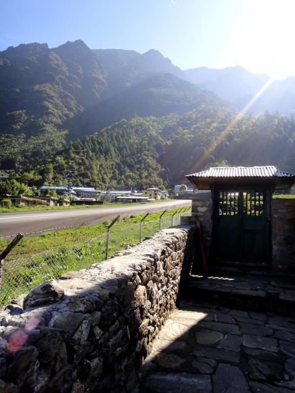 Lukla Airport Resort Lukla Esterno foto