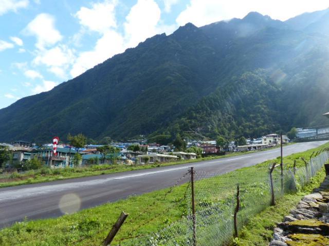 Lukla Airport Resort Lukla Esterno foto